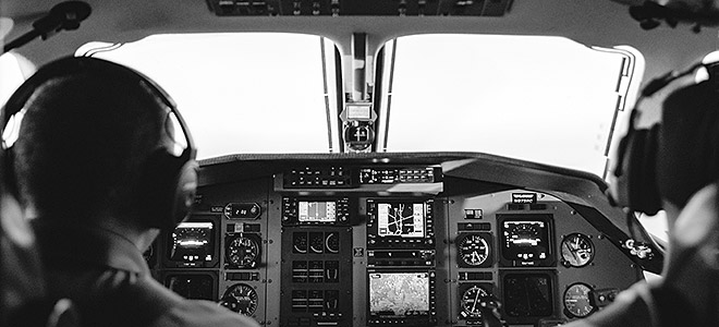 Zwei Männer in einem Cockpit