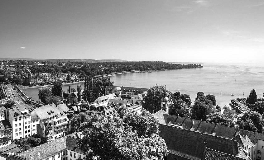Panoramasicht mit Bodensee über die Altstadt von Konstanz